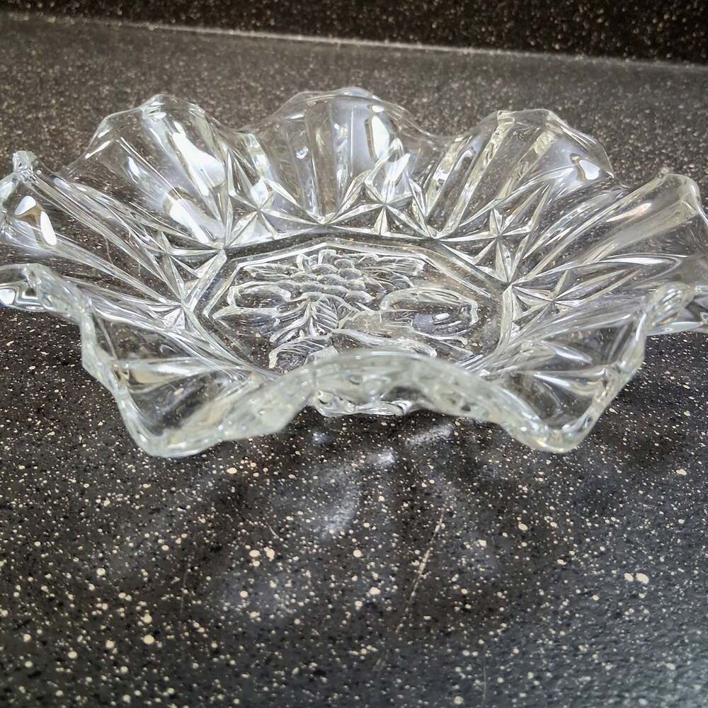 Federal Glass Pioneer Fruit Intaglio Ruffled Clear Bowl